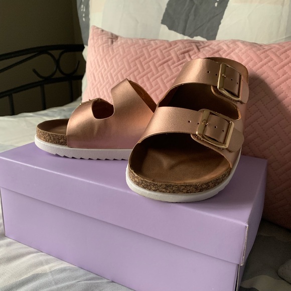 madden girl goldiie footbed sandals